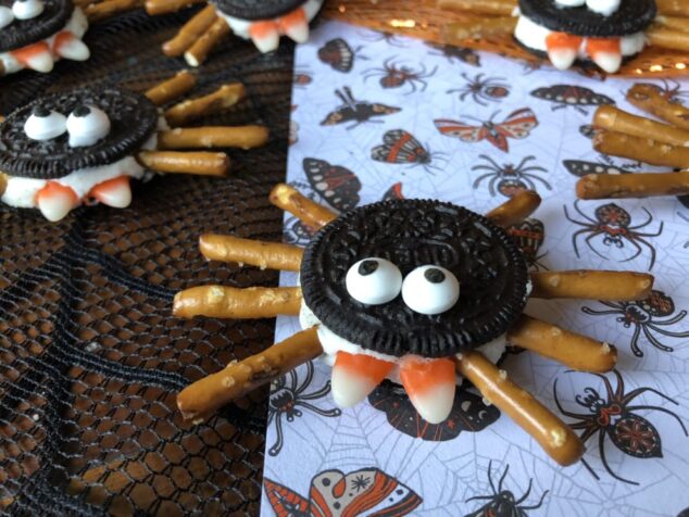 SPOOKY OREO SPIDER COOKIES
